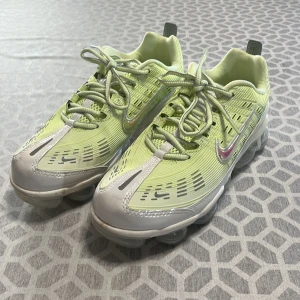 Nike Vapor Max 360 sneakers - Ljusgröna Nike Vapor Max 360 sneakers i storlek 40. Knappt använda och säljer för att de inte passar mig. 