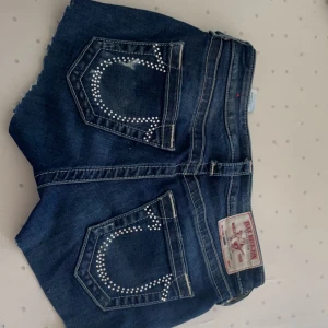Jeansshorts  - Säljer dessa jättefina jeansshortsen från true religon som jag använt fårtal gånger💕