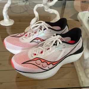 saucony endorphin pro 3 herr  - Ej använda saucony dojjor storlek 43