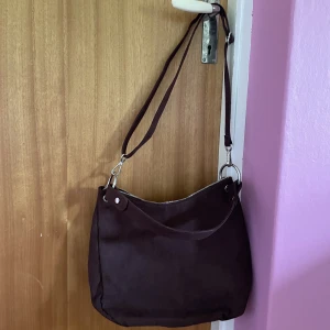 Brun väska  - En brun simpel väska i fake mocka från hm, använd 1 gång. Stort utrymme i den!