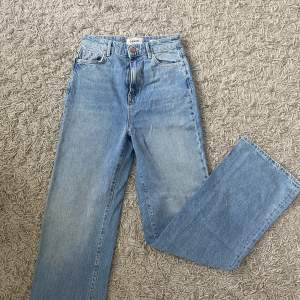 Vida blåa jeans från Asos TALL, mycket långa!! Jag är 182 och trampar på dom