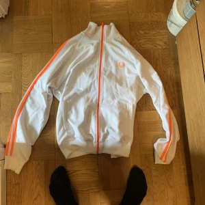 Fred Perry full zip tröja  - Har knappt använt den då jag fick den i födelsedags presenter för nåt års sedan men när jag fick den var den för stor och kunde inte lämna tillbaka.Den är storlek M. Nypris 1000 ungefär mitt pris 200 