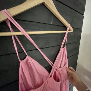 Rosa klänning - Supersöt klänning från Gina tricot, helt ny med prislapp kvar!!!