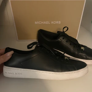 Michael Kors Skor - Jag säljer nu mina Michael kors skor. Detta med anledning av att dom inte kommer till användning. Skorna är i ett väldigt bra skick då de bara är använda ett fåtal gånger. Jag köpte skorna för 1300 kr och säljer nu för 500kr. Skriv vid frågor 🫶🏽storlek 39!
