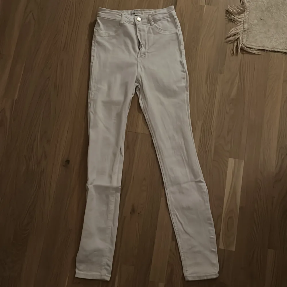 Säljer dessa vita högmidjade jeans från zara som är i nyskick. Det Är en 32 men passar mig som är 34. Jeans & Byxor.