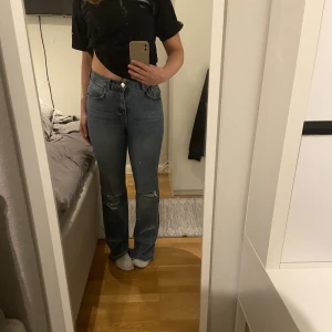 Jeans 🤍 - Använda jeans med slit från Pull&Bear. Original pris: oklart  Storlek: 40 Är slitna längst ner med en till två smuts fläckar annars bra skick.