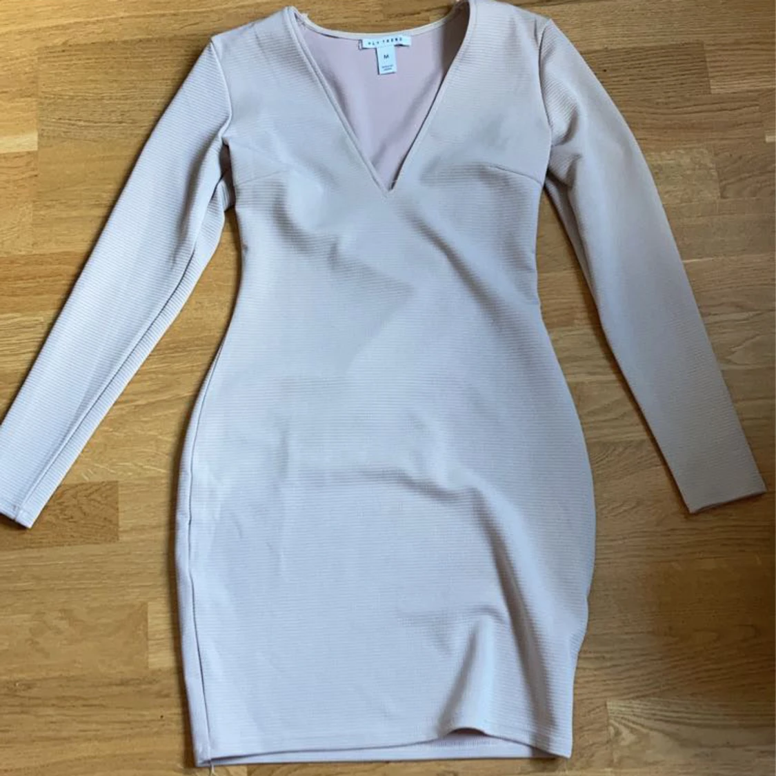 Beige långarmad klänning