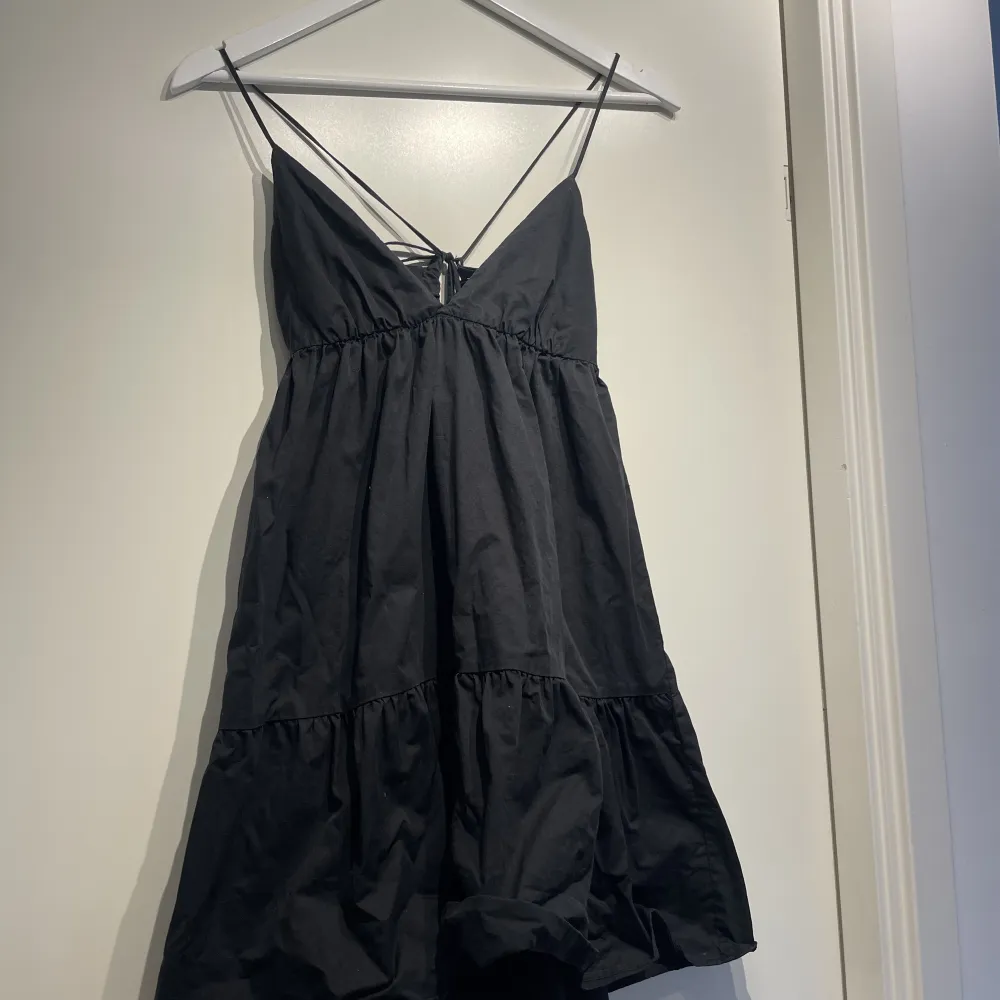 Säljer min fina svarta zara klänning som jag inte använder så mycket längre. Perfekt för sommarn! Justerbar hur man vill att den sitter.. Klänningar.