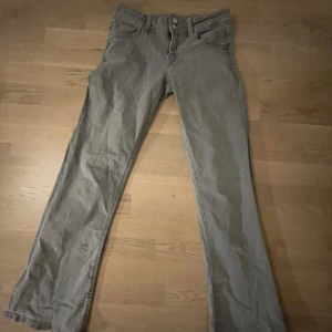 Gina tricot jeans low waist - Populära jeans från ginatricot. Endast använda en gång. Säljer då dem inte kommer till användning. Nypris 350kr.
