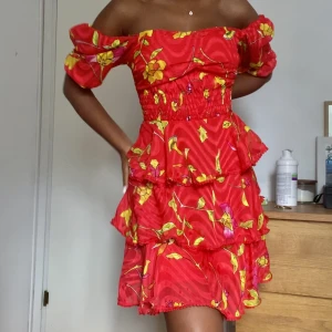 Röd blommig volang klänning  - Jätte fint klänning från Asos som sitter jätte fint och är i väldigt bra skick. Klänningen kostade 900kr i nypris. Klänningen är en favorit som är välanvänd säljer till bra bud.❤️