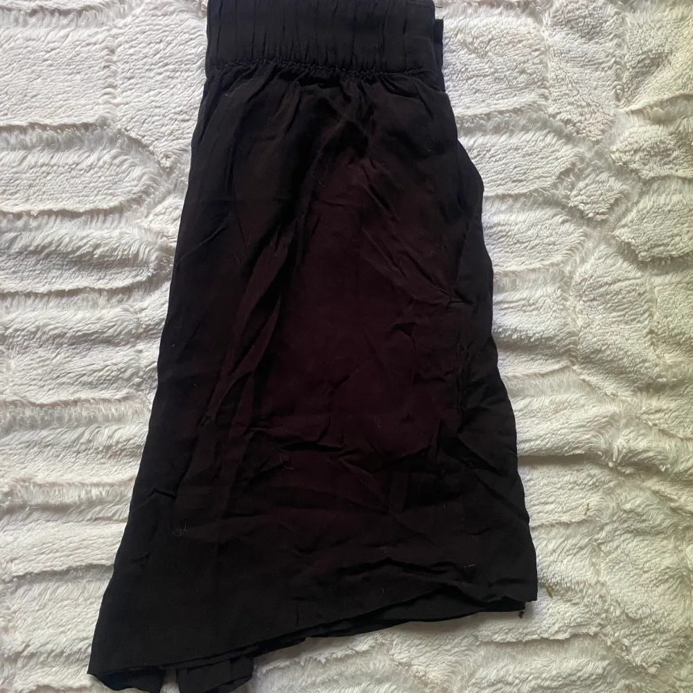 Svarta mjukis shorts - 75kr Jens kjol- 30kr Besh kjol- 150kr (aldrig använd). Kjolar.