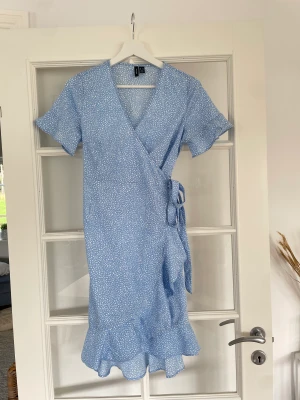 Klänning - Omlott klänning med knyte vi sidan. Jättefin och använd MAX 3 gånger!