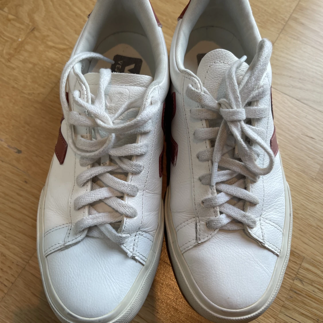 Röda veja skor - 90