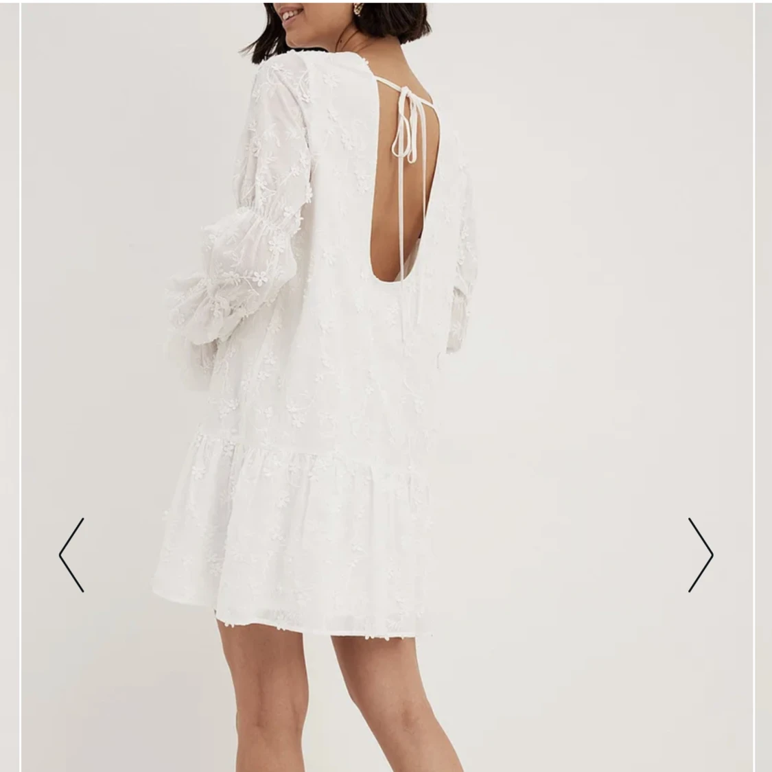 Vit klänning med ärmdetalj - 90