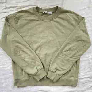 Ljusgrön/khaki sweatshirt från NA-KD ⭐️ Använd men i bra skick! Står storlek L men är väldigt liten i passformen så skulle säga att den passar som en S ungefär ✨