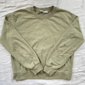 Grön tröja - Ljusgrön/khaki sweatshirt från NA-KD ⭐️ Använd men i bra skick! Står storlek L men är väldigt liten i passformen så skulle säga att den passar som en S ungefär ✨