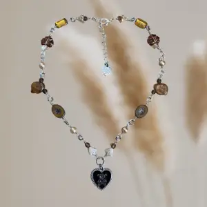 Halsband med tjeckiska glaspärlor och en charm föreställande en Björn och ett hjärta🐻❤️ Älskar dehär färgkombinationerna🍂🐾☕️✨