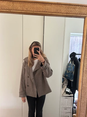 Arket jacka - Säljer denna sjuuuukt fina arket jackan då den inte kommer till användning, köpa förra året men i väldigt bra skick. Köp direkt för 1100 original priset var 1700kr