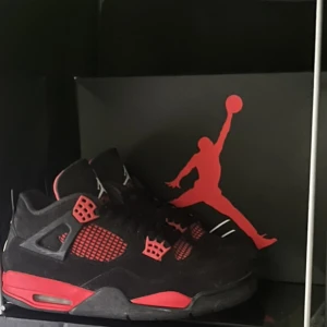 Red thunder Jordan 4 - 💯Jordan 4 red thunder💯🔥Storlek 44,5 🔥☀️Bra skick ☀️🍀Originalboxen och orderbekräftelse tillkommer 🍀⭐️Skickar gärna fler bilder eller svarar på frågor ⭐️📦Kan frakta eller mötas upp i Stockholm 📦🌸Pris kan diskuteras vid snabb affär 🌸
