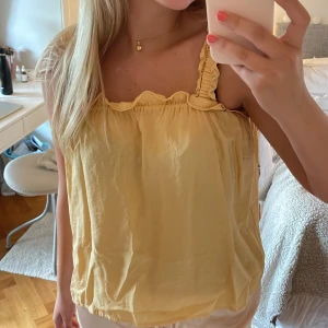 Blus - Supersött linne som inte används då jag har ett liknade jag gillar mer❤️