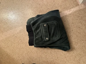 Juicy couture mjukisar strl S  - Säljer mina byxor då dom har blivit förstora för mig. Köpa på Nelly.om, Blivit missfärgade i midjan i tvätten. Kan tänka mig sälja dom för ett generöst pris, medtanke på missfärgningen .  