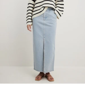 Maxi jeanskjol med slits - Beställt hem i fel storlek och den är lite för stor för mig. Då jag tog av lappen lite för fort kan jag inte skicka tillbaka. Den är endast testad. Storlek 36. Nypris 599 kr. 