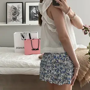 Söt mönstrad kjol med inbyggda shorts från Zara! Är storlek M men passar även S/XS 🩵🤍