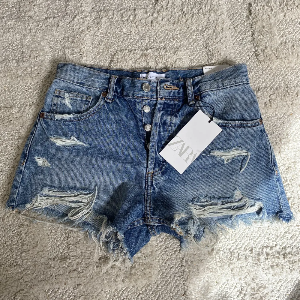 Superfina trendiga mid/low waist jeansshorts från zara! Tryck gärna på ”köp nu”!🥰. Shorts.
