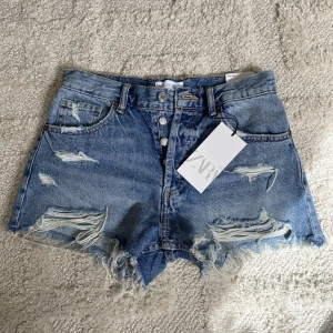 Zara shorts - Superfina trendiga mid/low waist jeansshorts från zara! Tryck gärna på ”köp nu”!🥰