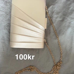 Väska - Fin väska, endast använd på studentbal. Inga tecken på användning! Hämtas i Sölvesborg, kan skickas. Köpare står för frakten. 