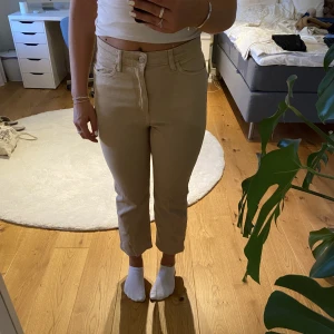Beigea jeans - Beigea jeans med en lite ritare längd. Är storlek 40 men passar mig som brukar ha 38. Inga slitningar på jeansen.   Skriv privat ifall intresse finns!
