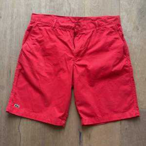 Klarröda shorts från Lacoste , storlek 46/ XL