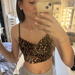 Leopard linne - Aldrig använt det, tycker det är skit snyggt men har aldrig kommit till användning , i stolek XS men jag har vanligtvis s men det passar mig fint 