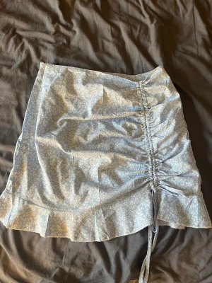 Blommig kjol - Använt typ 2 gånger , väldigt fin och skönt material , 