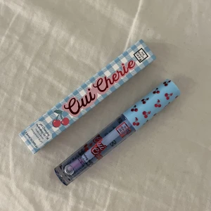 Läppolja - En helt oöppnad och trendig läppolja som är helt oanvänd🤍Säljer den då jag ej behöver den, orginalpris: 124kr, säljer för 40kr + frakt🤍☺️