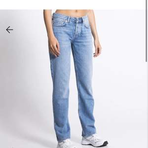 säljer dessa jätte fina jeans från lager 157, liknar gina tricot low straight jeans då dessa också är lågmidjade o har samma passform!🫶 Nyskick! nypris 400