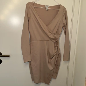 Klänning Nelly  - Använd 3 gånger, klänning från Nelly stl M. Lite mer beigerosa i verkligheten än på bild. Polyester