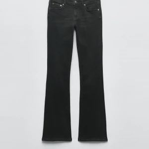 Low waist bootcut Jeans!💕 - Säljer ett par jätte snygga jeans från zara som jag Aldrig har använd pga att dom var försmå. Om man vill ha mer bilder hör av dig!💕 Första bilden är lånad av Zara