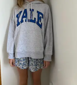 Yale hoodie från hm, finns inte längre att köpa ny. Knappt använd, perfekt för sena sommarkvällar eller nu till hösten! 🫶🏻🫶🏻start pris 100kr + 59kr frakt 