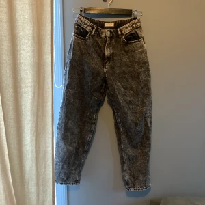 Jens till barn  - Jens från Lindex i modellen thea som är en lite pösigt modell men har en fin passform! Andvända ett flertal gånger men i ett bra skick 