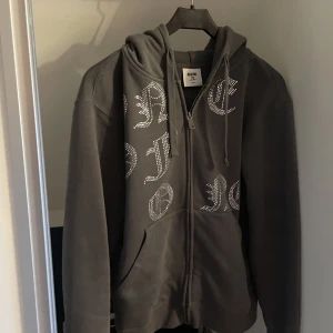 One Of One hoodie - Intressekoll på min skit feta och sällsynta hoodie från One Of One i färgen grey (tröjan tvättas självklart innan den skickas). Kan även gå med på byten med andra produkter så skriv vid minsta fundering mvh Jonathan ! 