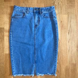 Blå jeanskjol köpt i Vero Moda. Jeanskjolen är knälång och i storlek XS. Använd ett fåtal gånger.