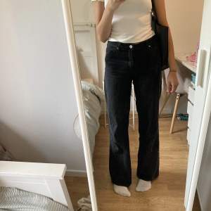 Ett par raka jeans i färgen svart. Inköpta på Monki för 400kr. Ganska basic men snygga byxor, de är i strl 26 (motsvarar xs/s). Jag är 168cm lång för referens. Fler bilder kan skickas vid intresse!
