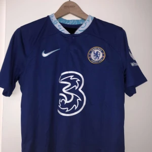 Chelsea fotbollströja - Säljer en Chelsea fotbollströja som är helt ny | Cond: 10/10 | vårt pris är 399kr men är alltid diskuterbart |