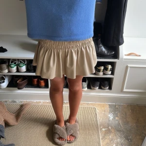 Kjol  - Kjol i fake läder! Resår i midjan