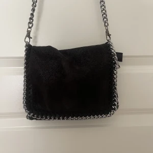 Jättefin väska💓 - Super fin väska men ett litet innerfack i💗Säljer då jag köpt en ny väska💓Väldigt rymlig väska för att vara liten!