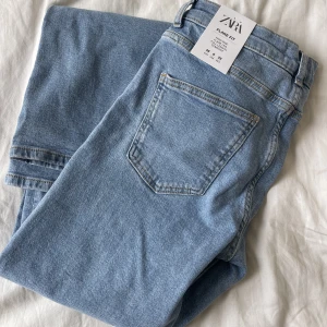 Flare Fit Jeans, Full Lenght  - Snygga blåa bootcut jeans som passar till allt, de är även väldigt bekväma! De sitter som att de är midwaist/lowwaist jeans. Säljer pga jag har ett par likadana jeans så dessa har därför inte kommit till användning därav är prislappen fortfarande på.🌟🥰
