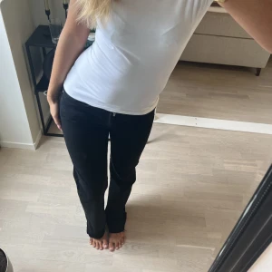 Svarta jeans  - Så himla snygga svarta jeans. Sitter helt perfekt och passar till ALLT. Low waist! ☀️❣️