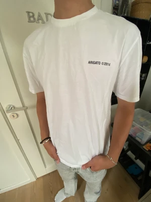 Axel Arigato T-shirt  - En snygg och enkel Axel Arigato t-shirt i väldigt fint skick! Storleken på den är S. Tveka inte att höra av dig vid fler frågor!