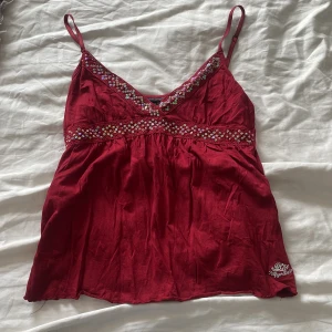 Topp - Glittrig fin festtopp från Tommy hilfigher. Används inte längre därav säljs den. Passar en S, 120kr + frakt💗